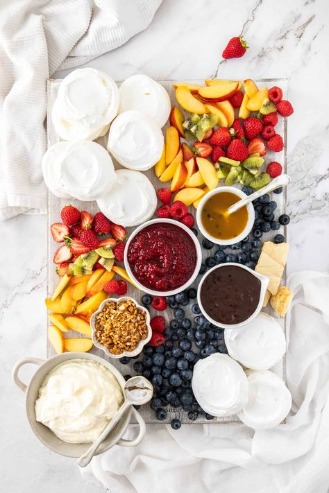 This pavlova grazing board is an easy dessert, that can be made ahead, is impressive and lets everybody choose their favourite flavours. It’s a platter of mini pavlova shells and pavlova toppings to suit everyone. This pavlova platter is the perfect dessert for a crowd. It works as a Christmas dessert, summer dessert and really is wonderful for so many occasions. The best recipe for mini pavlovas.#sugarsaltmagic #pavlova #minipavlova Pavlova Packaging, Mini Pavlova Ideas, Pavlova Platter, Pavlova Board, Pavlova Ideas, Pavlova Toppings, Baked Potato Dinner, Mini Pavlovas, Hot Chocolate Toppings