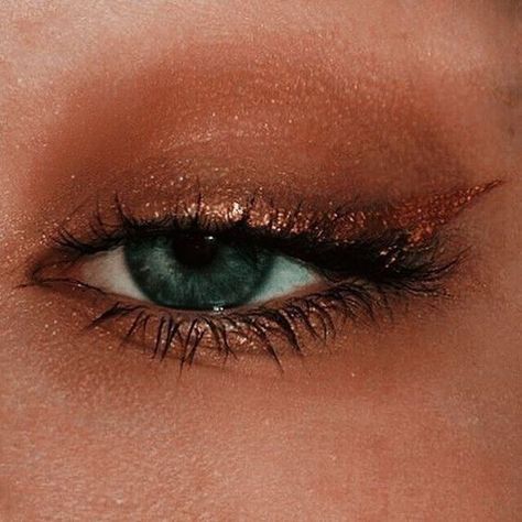 Metallic Eye Makeup, Eyeliner Glitter, Makeup Zombie, Cool Makeup, Gold Eyeliner, Orange Eyeshadow, Metallic Eyes, Smink Inspiration, Beauty Make-up