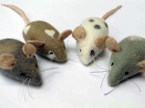 Mickey Mouse Crafts, Felted Mouse, Mouse Crafts, Needle Felting Diy, Needle Felting Tutorials, Family Diy, Diy Projects For Kids, Felt Mouse, Wet Felt