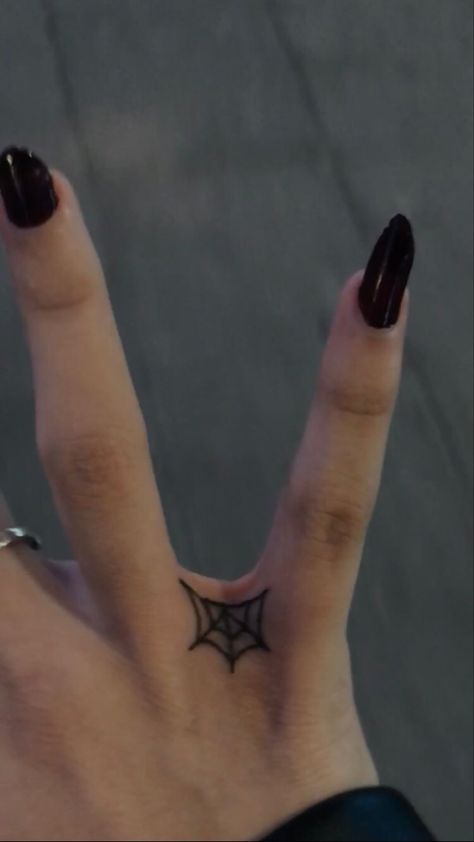 Small Witchy Hand Tattoos, Y2k Tattoos Hand, Spiderweb Tattoo Ideas, Cool Simple Hand Tattoos, Knuckle Word Tattoos For Women, Finger Tattoos Spider Web, Finger Web Tattoo, Small Goth Tattoo Ideas Simple, Spider Thumb Tattoo