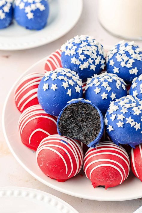 These 4th of July Oreo balls are a pretty and patriotic dessert that looks like a truffle and tastes like an Oreo cheesecake. They’re the perfect no bake treat for your Fourth of July party or picnic table. My Heavenly Recipes, 4th July Food, Patriotic Treats, Cream Cheese Ball, Heavenly Recipes, July Desserts, Oreo Cream, Patriotic Food, Patriotic Desserts