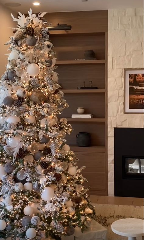 White Christmas Tree Rustic, Astetic Christmas Tree, White Xmas Tree Decorating Ideas, Christmas 2024 Trends Decoration, White Xmas Tree, Green Christmas Tree Decorations, Tree Ideas Christmas, Glam Christmas Tree, Black Christmas Decorations