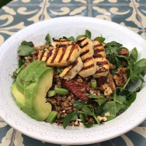 Joe Wicks on Instagram: “Try this absolutely banging #VeggieLeanIn15 😍👌🏼 Jerk halloumi quinoa salad with avocado and sundries tomatoes 🔥 Thanks for the shortcut…” Quick Healthy Lunch Ideas, Quinoa Salad With Avocado, Healthy Lunch Prep, Joe Wicks Recipes, Quinoa Recipes Healthy, Halloumi Salad, Quick Healthy Lunch, Joe Wicks, Salad With Avocado