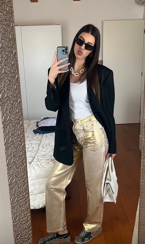 Gold Jeans Outfit Fall, Gold Pants Outfit Parties, Gold Metallic Jeans Outfit, Gold Leather Pants Outfit, Gold Pants Outfit Casual, Gold Metallic Pants Outfit, Gold Trousers Outfit, Night Boat Party Outfit, Gold Jeans Outfit