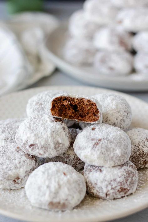 Chocolate Mexican Wedding Cookies are filled with butter, pecans, cinnamon, and mini chocolate chips for even more chocolate flavor. Once baked they are rolled in powdered sugar to resemble little snowballs. Full recipe on ThaiCaliente.com Chocolate Mexican Wedding Cookies, Butter Pecans, Mexican Wedding Cookies Recipes, Powdered Sugar Cookies, Wedding Cookies Recipe, Chocolate Snowballs, Mexican Cookies, Christmas Cookie Recipes Holiday, Mexican Wedding Cookies