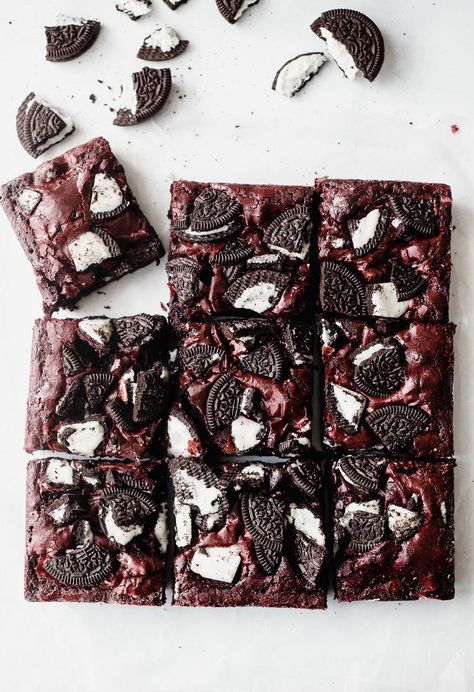 Red Velvet Oreo Brownies | Smells Like Home Red Velvet Oreo Brownies, Oreo Brownies Recipe, Brownies Decorados, White Chocolate Buttercream Frosting, Red Velvet Ice Cream, Red Velvet Oreo, Cake Red Velvet, Cocoa Powder Cookies, Red Velvet Brownies