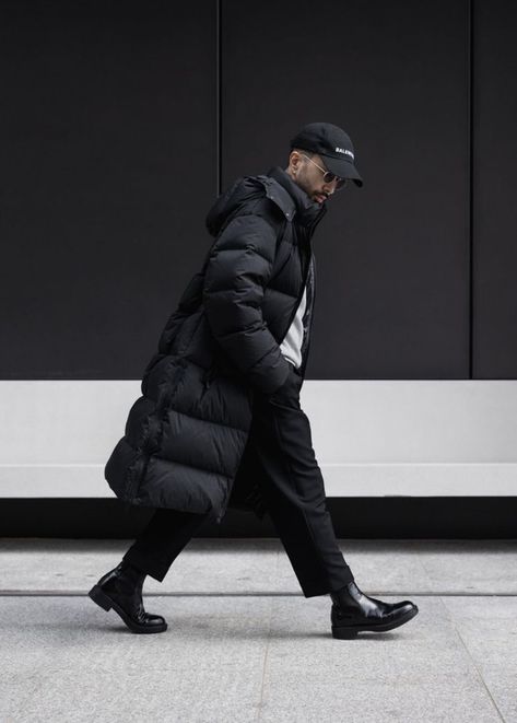 Fashion inspiration Long Puffer Outfit, Tim Dessaint, Black Parka Outfit, Long Puffer Jacket Outfit, Puffer Jacket Outfit Men, Puffer Coat Outfit, Balenciaga Hat, Parka Outfit, Puffer Outfit