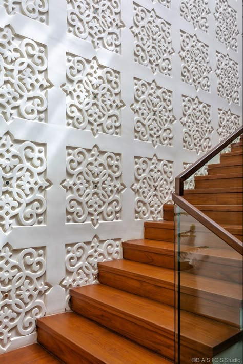 Modern Indian Design, Modern Wall Paneling Ideas, South Indian House Design, Kicthen Design, Traditional Stairs, Indian Kitchen Design Ideas, Hall Room Design, Indian Elements, Tower Photography