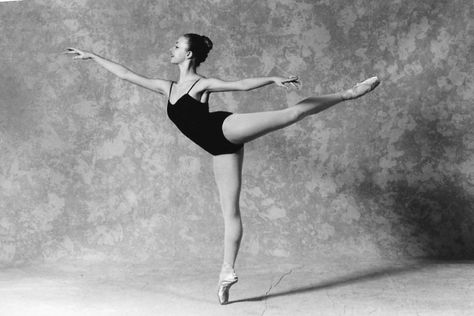 Arabesque audition photo advice. Ballet auditions. http://balletskills.com/2011/10/29/arabesque-audition-photo-advice/ Ballet Audition, Arabesque Ballet, Ballet Pose, Dance Audition, Ballet Lessons, Dance Pose, Ballet Bun, Dance Picture Poses, Dance Workshop