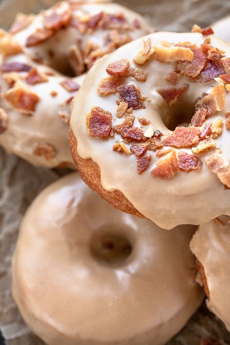 Maple Donuts Recipe, Savory Donuts, Bacon Desserts, Maple Bacon Donut, Maple Donuts, Bacon Donut, Homemade Donuts Recipe, Video Food, Brunch Dishes