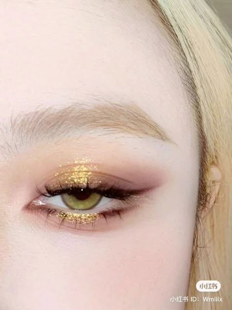 "Oh Christmas brow, oh Christmas brow, how lovely are your arches... Golden Eye Makeup Aesthetic, Hooded Eye Gold Makeup, Gold Eye Makeup Douyin, Eyeshowdow Looks, Earth Toned Makeup, Golden Douyin Makeup, Gold Angel Makeup, Yellow Douyin Makeup, Golden Eye Makeup Look