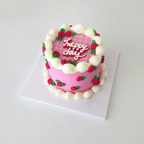 ꒰ ❁ ꒱ ┊pinterest:                                Roseanne̥⋆｡˚ Heart Cake Designs, Vintage Cake Decorating, Vintage Heart Cake, Bolo Vintage, Pastel Cupcakes, Design Cake, Cake Decorating Ideas, Pretty Dessert, Cute Baking