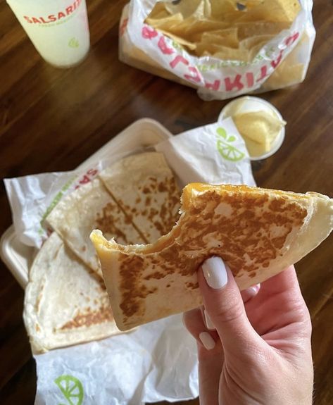 Quesadillas Aesthetic, Crunch Wrap, Healthy Food Dishes, Food Drinks Dessert, Food Obsession, Pretty Food, I Love Food, Food Cravings, Aesthetic Food