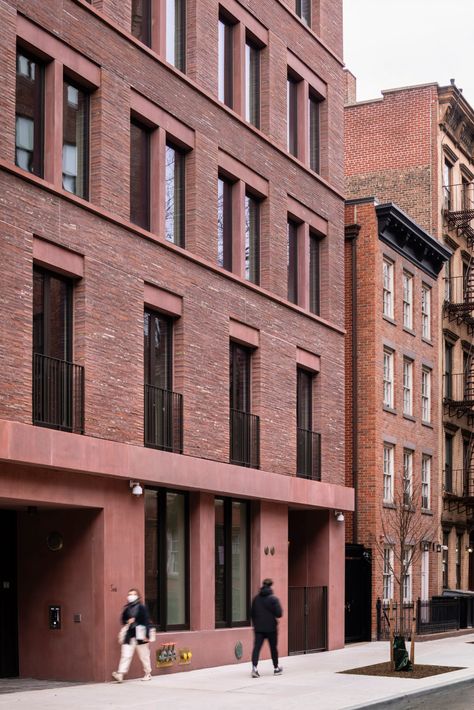 David Chipperfield clads 11-19 Jane Street in red concrete and brick New York Townhouse, David Chipperfield Architects, Beam Structure, David Chipperfield, Concrete Facade, Brick Architecture, Apartment Architecture, Brick Facade, Eat Fat