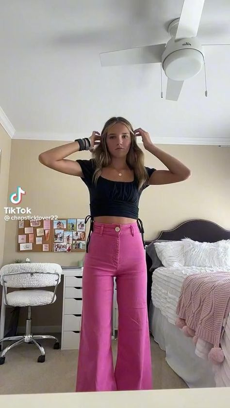 Jean Outfits Preppy, Preppy Outfit With Jeans, Pink Jeans Outfit Ideas, Pink Jean Outfits, Pac Sun Outfits, Outfits With Pink Jeans, How To Style Pink Jeans, Preppy Fit Ideas, Preppy Outfits With Jeans