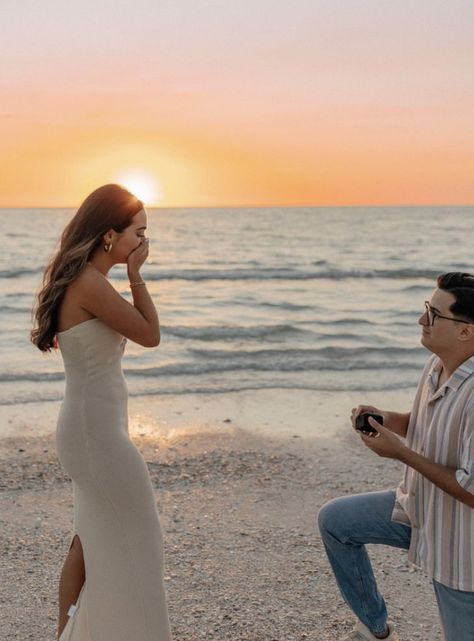 Simple Beach Proposal Ideas, Proposal At The Beach, Sunset Beach Proposal, Proposal Outfit, Proposal Ideas Beach, Proposal Beach, Surprise Proposal Pictures, Proposal Shoot, Dream Proposal