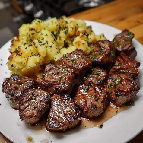 Jamie Oliver Recipes 🍔🍟🥣 | Garlic Butter Steak Bites and Cheesy Smashed Potatoes | Facebook Garlic Butter Steak Bites, Butter Steak Bites, Steak Potatoes, Butter Steak, Garlic Butter Steak, Sirloin Steak, Diner Recept, Steak Butter, Mama Recipe