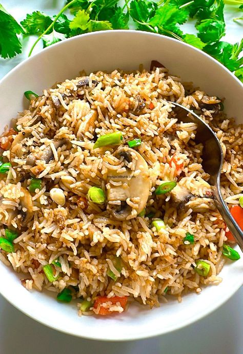 Garlic Mushroom Fired Rice Mushroom Rice Recipes, Missi Roti, Mushroom Fried Rice, Vegan Mushroom Soup, Green Beans Mushrooms, Schezwan Sauce, Mushroom Stir Fry, Easy Green Beans, Eggplant Curry