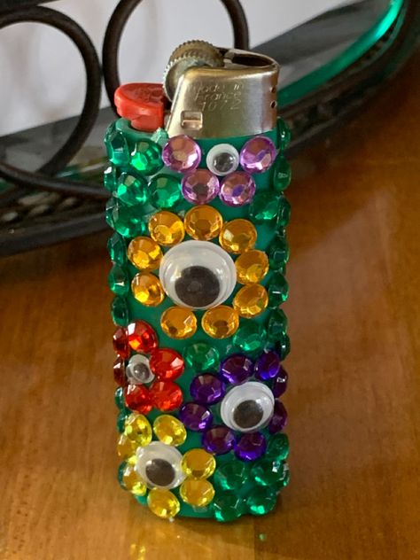 Decorated Lighters Gems, Diy Lighters Design, Decorate Lighters Diy, Lighter Diy Decorated, Decorating Lighters Diy, Diy Lighter Decor, Diy Lighter Holder, Cute Lighters Diy, Bedazzled Lighter Diy