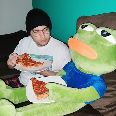 CristianGhost on Instagram: "Aquí con el pepe conversando de la vida mientras comemos pizza, yo de pana sinceramente Aprovechamos las promos #PlatosdeOroUberEats y nos pedimos una pizza del @dominospizza_cl por @ubereatslatam , y con #UberPass sale sin costo el envío Pog PogChamp POGGERS PogU #ad" One Coin, My Vibe, Youtubers, Ghost, Coin, Memes, Anime, On Instagram