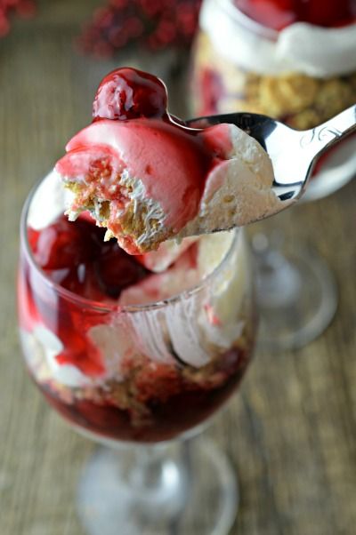 Cherry Cheesecake Trifle Dessert - The Perfect Christmas Trifle Recipe Cherry Cheesecake Trifle, Christmas Trifle Recipes, Cherry Trifle, Cake Trifle, Trifle Recipes, Christmas Trifle, Cheesecake Trifle, Christmas Desserts Easy, Trifle Desserts