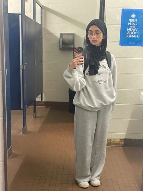 School Outfits Highschool Hijab, Highschool Outfits Hijab, Hijabi Leggings Outfit, Hijabi Outfit School, Hijab Sweatpants Outfit, Grey Sweatpants Outfit Hijab, Hijab Gym Aesthetic, Comfy Hijabi Fits, Comfy Hijabi Outfits