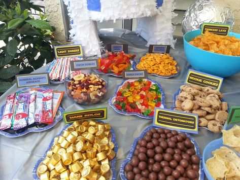 Stars wars candy bar. Star Wars Candy Table Ideas, Bar Star Wars, Kids Movie Party, Starwars Theme, Star Wars Themed Party, Star Wars Dessert, Star Wars Party Food, Star Wars Themed Birthday Party, Star Wars Baby Shower