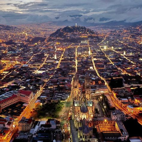 📍Centro Histórico de #Quito, provincia de #Pichincha ? Quito Ecuador, American Cities, Quito, Forex Strategy, South American, Ecuador, Paris Skyline, New Products, City Photo