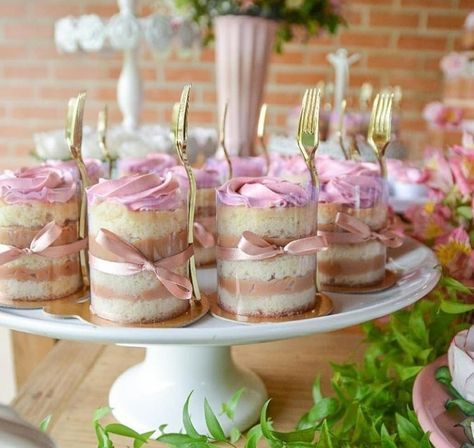 Bride Shower Food Ideas, Wedding Treats Table, Baby Candy Bar, Individual Wedding Cakes, Pink Dessert Tables, Cake Shots, Dessert Cups Recipes, Mini Bolo, Amazing Food Decoration