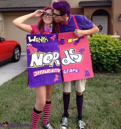 This homemade costume for couples entered our 2014 Halloween Costume Contest. Halloween Kostüm Joker, Candy Halloween Costumes, Cute Couples Costumes, Halloween Costumes 2014, Costumes For Couples, Energizer Bunny, Cute Nerd, Nerds Candy, Candy Costumes