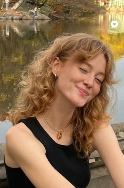 Midlength Hairstyles Curly, Peter Pan Haircut, 90s Layered Hair Curly, 2c Hair Bangs, Butterfly Cut On Wavy Hair, Perm Ideas For Medium Hair, Curly 90s Hair, Wolf Cut Wavy Hair Medium, Short Hair Cuts For Curly Hair Women