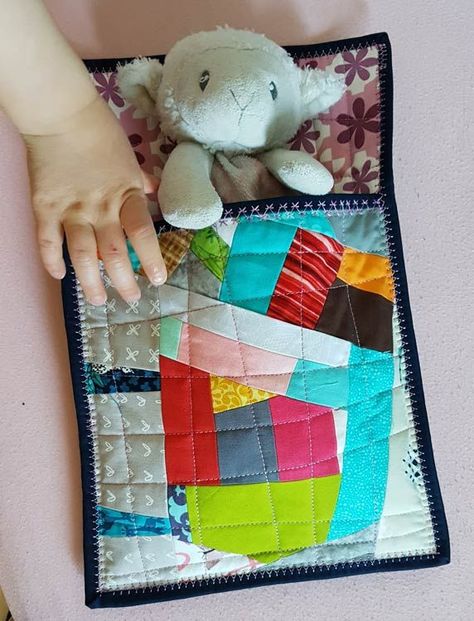 Completed: A sleeping bag for stuffed animals Stuffed Animal Sleeping Bag, Diy Sleeping Bag, Animal Sleeping Bag, Sewing Binding, Patchwork Fabric, Childrens Crafts, Japanese Fabric, Quilting Crafts, Sleeping Bag