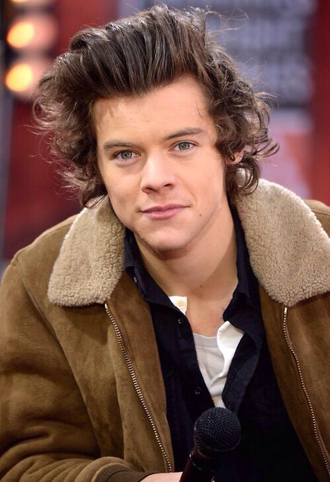 Yesssss. The man is not flawed. Is he even real??? Harry Styles Hair, Strong Woman Tattoos, Harry Styles 2013, Hair Evolution, Handsome Men Quotes, Hair Guide, Frat Boy, Harry Styles Wallpaper, Harry Styles Pictures