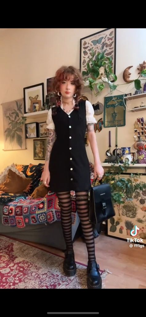 Fairy Goth Outfit, Phoebe Buffay Aesthetic, Cottage Core Autumn, 70s Fairy, Witch Aesthetic Outfit, Summer Goth Outfits, Wednesday Addams Outfit, Fairy Witch, Fairy Outfit