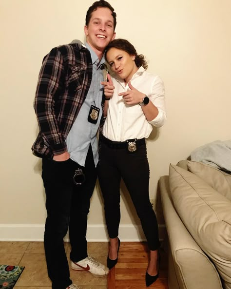 Jake Perolta & Amy Santiago from Brooklyn 99! Netflix And Chill Costumes, Diy Couples Halloween Costumes, Office Halloween Costumes, Meme Costume, Halloween Costumes Diy Couples, Te Fiti, Cute Couple Halloween, Harley Quinn Halloween, Amy Santiago