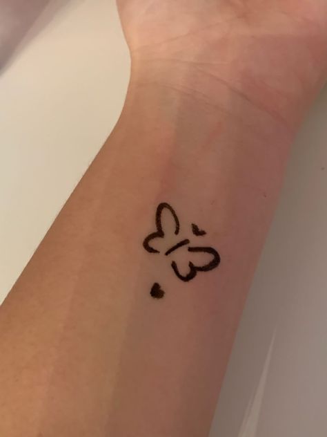 Henna Butterfly, Wrist Henna Designs, Buku Diy, Henna Doodle, Small Henna Tattoos, Small Henna Designs, Wrist Henna, Cute Henna Designs, Cute Henna Tattoos