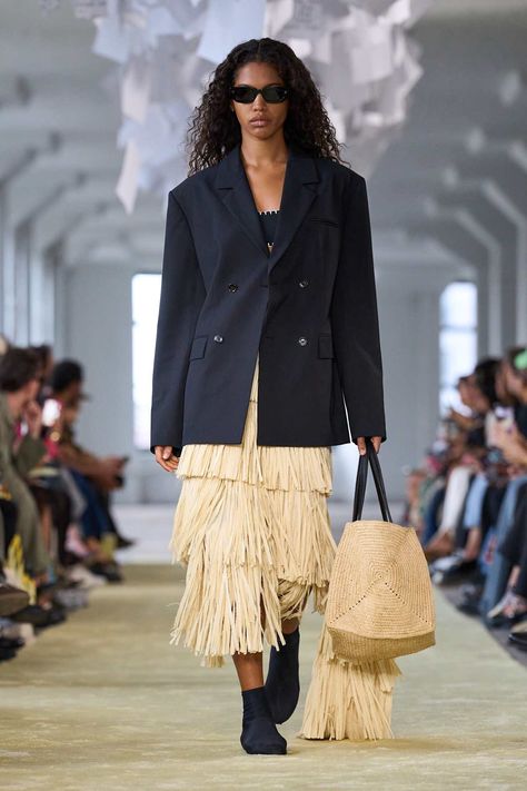 The 11 Spring 2025 Trends to Know From New York Fashion Week - Fashionista New Year Outfits, Nyc Clothes, Trend 2025, Spring Summer Fashion Trends, Summer Fashion Ideas, Fashion Week Trends, Outfit Retro, Fashion Trend Forecast, New York Outfits