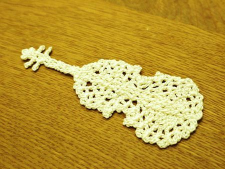 Crochet Violin Applique Free Pattern Music Crochet, Crochet Music, Appliques Au Crochet, Marque-pages Au Crochet, Crochet Appliqué, Crochet Symbols, Crochet Appliques, Crochet Flowers Free Pattern, Confection Au Crochet