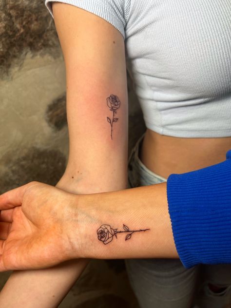 Rose Tattoo Matching, Matching Rose Tattoos, Simple Rose Tattoo, Matching Tats, Idea Tattoo, Bestie Tattoo, Matching Couple Tattoos, Simple Rose, Small Rose