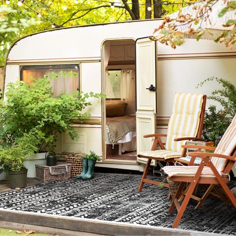 25 Stunning RV Patio Mats that Will Transform Your Campsite - RV Owner HQ Rv Living Outdoor Setup, Rv Lot Landscaping Ideas Patio, Rv Outside Decorating Ideas Patio, Rv Gardening Ideas, Rv Lot Landscaping Ideas, Rv Lots, Camping Mat, Rv Adventure, Outdoor Rugs Patio