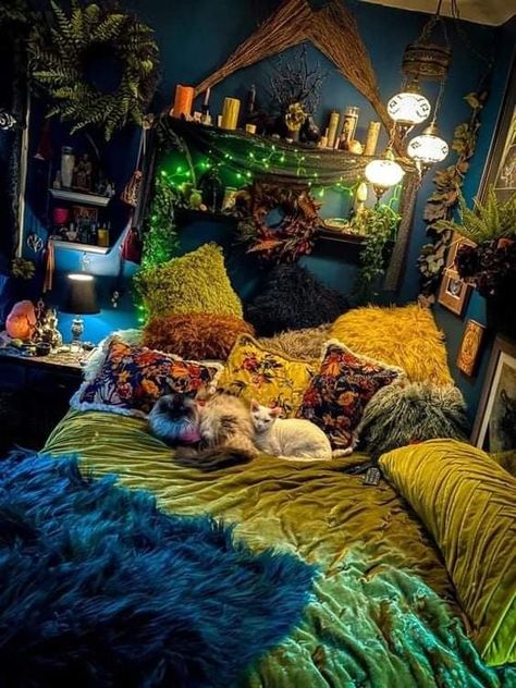 Basement Bedrooms, Maximalist Decor, Dreamy Room, Apartment Decor Inspiration, Dream Room Inspiration, Room Makeover Inspiration, Cute Room Decor, Cozy Room, Room Inspiration Bedroom