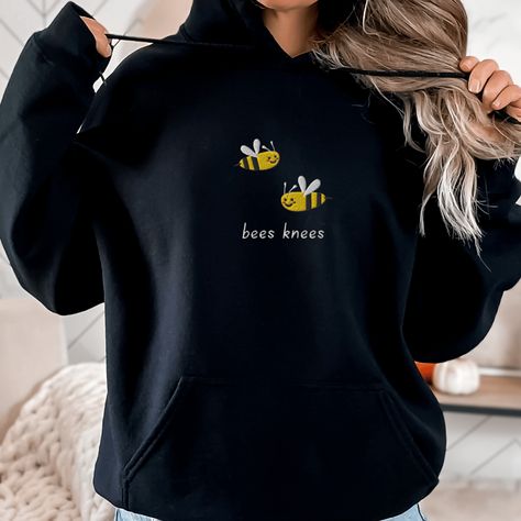 Bees Knees Hoodie, Embroidered Bees Knees Hoodie, Funny Bees Shirt, Funny Embroidered Hoodie, Embroidered Bees Shirt This embroidered bees knees hoodie is everything. Perfect to show your love for bees! ✨ 50% cotton, 50% polyester ✨ Pre-shrunk ✨ Super soft feel and reduced pilling ✨ Double-lined hood with matching drawcord Care: Machine wash: warm (max 40C or 105F) Tumble dry: low Do not iron directly on the embroidery Message Hoodie, Colorful Sweatshirt, Turkey Shirts, Loose Hoodie, Silly Goose, Layered Streetwear, Loose Shirts, Embroidered Hoodie, Funny Sweatshirts