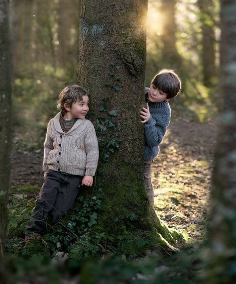 Family Photo Forest, Family Forest Photoshoot, Forest Family Photos, Hide And Seek Photography, Two Brothers Photography, Creative Family Photos, Sibling Poses Photography, Forest Family Photoshoot, Boys Photography Poses