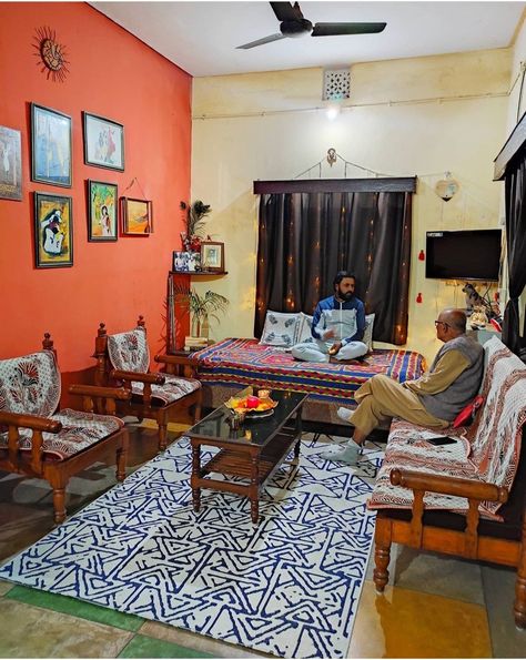 Middle Class Indian Home Interior, Poor House, Aesthetic Indian, Indian Living Room, Colorful Room Decor, Indian Room Decor, Bedroom Decor For Small Rooms, Drawing Room Decor, Indian House