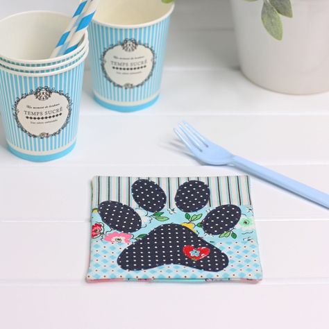 Patchwork Background, Harry Potter Fabric, Mug Rug Tutorial, Handmade Dog Accessories, A Spoonful Of Sugar, Mug Rug Patterns, Rug Tutorial, Cat Coasters, Rug Patterns