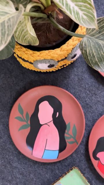 Terracotta Plate Wall Art, Terracotta Plates Painting, Terracotta Plate Painting, Wall Plate Painting Ideas, Plate Art Wall Decorating Ideas, Plate Painting Ideas Aesthetic, Plate Painting Ideas, Circle Girl, Terracotta Plates