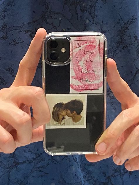 Phone Case Ideas For Couples, Couple Phone Cover Ideas, Couple Phone Cases Diy, Phone Case For Boyfriend, Cute Couple Gifts For Him, Couple Phone Cases Aesthetic, Bday Present Ideas, Creative Gift Ideas For Boyfriend, One Year Anniversary Gift Ideas