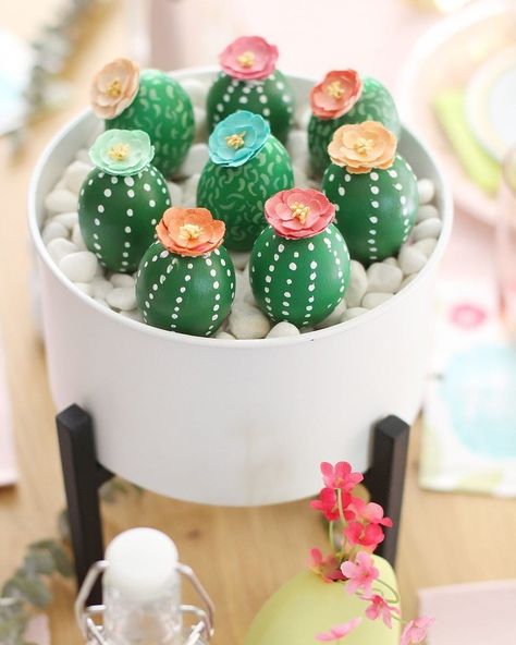 Williams Sonoma’s Instagram photo: “The sweetest cactus Easter egg centerpiece 🌵 by @bliss.makes. How-to link in our profile. For more eggcellent decorating ideas, check out…” Easter Egg Decorating Ideas, Egg Decorating Ideas, Unique Easter Eggs, Grandma Ideas, Diy Easter Eggs, Creative Easter Eggs, Fun Easter Crafts, Easter Egg Dye, Easter Egg Designs