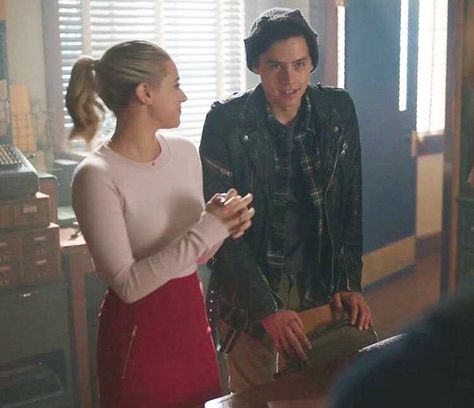 Jughead Jones And Betty Cooper, Riverdale Couples, Bug Head, Jughead And Betty, Riverdale Betty And Jughead, Lili And Cole, Cole And Lili, Betty Jughead, Lili Reinhart And Cole Sprouse