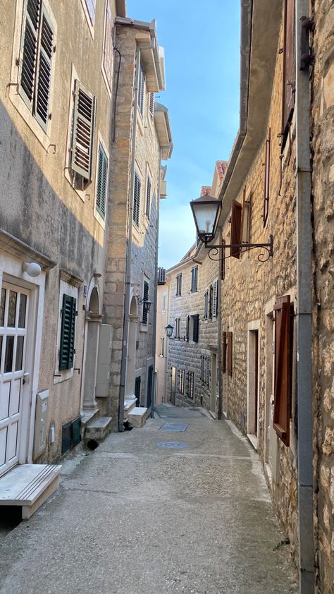 Herceg Novi, Stari Grad, Road